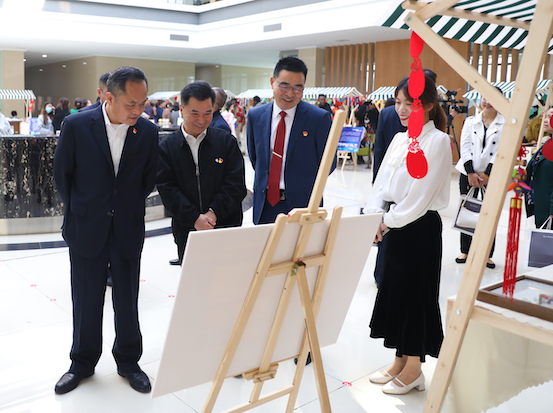参加中外文化活动交融展.png