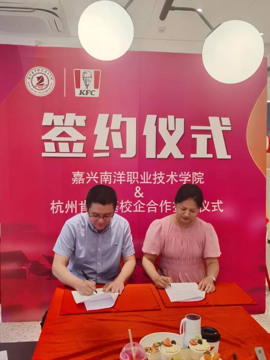 双方代表签约(1).jpg