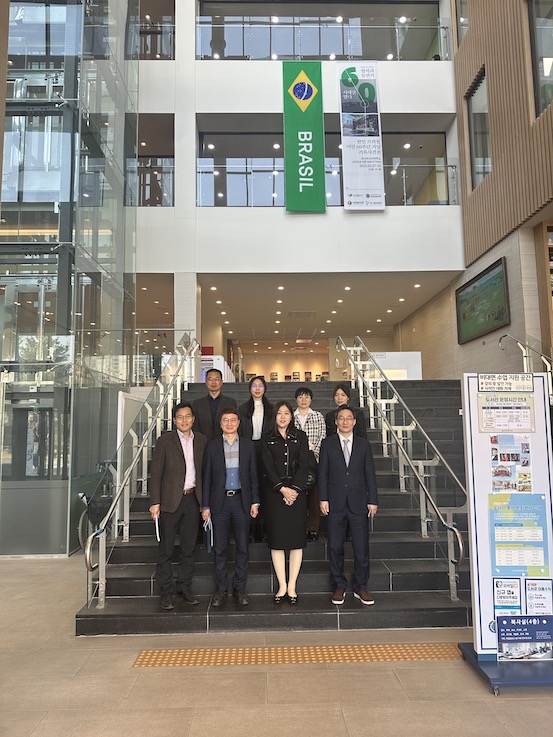 1680250939360872.jpg 韩国外国语大学合影.JPG
