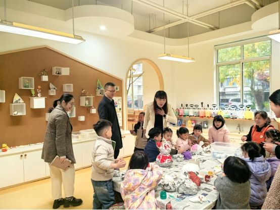 图6 参观幼儿园.jpg