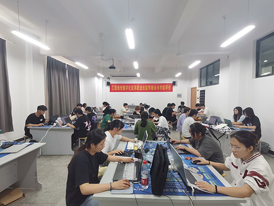 1686703784915061.jpg 学生考证现场.jpg