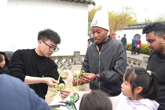 1681048757249534.jpg 图2 留学生谭科学习棕榈编织.jpg
