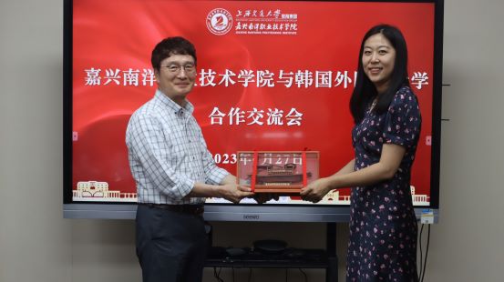 图2 冯校长向朴兴秀教授赠送红船模型.JPG