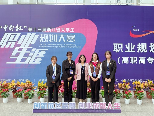 图3 师生合影留念.jpg