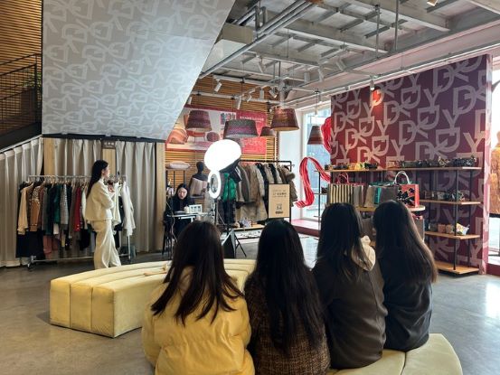 图4  电商直播展示111.jpg