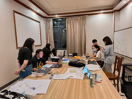 1686705685495424.jpg 教师指导学生备赛.jpg