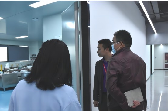 参观研发车间(1).jpg
