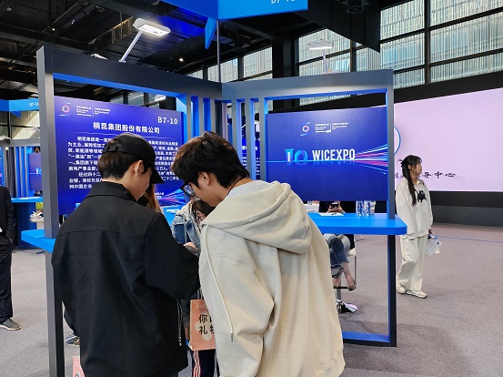 1699404036365465.jpg 招聘会照片.jpg