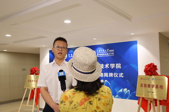 1631373059874472.jpg 5.刘若竹接受采访.JPG